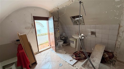 Casa Indipendente Su 3 Livelli Oltre Locale Al Piano Terra e Cantina.